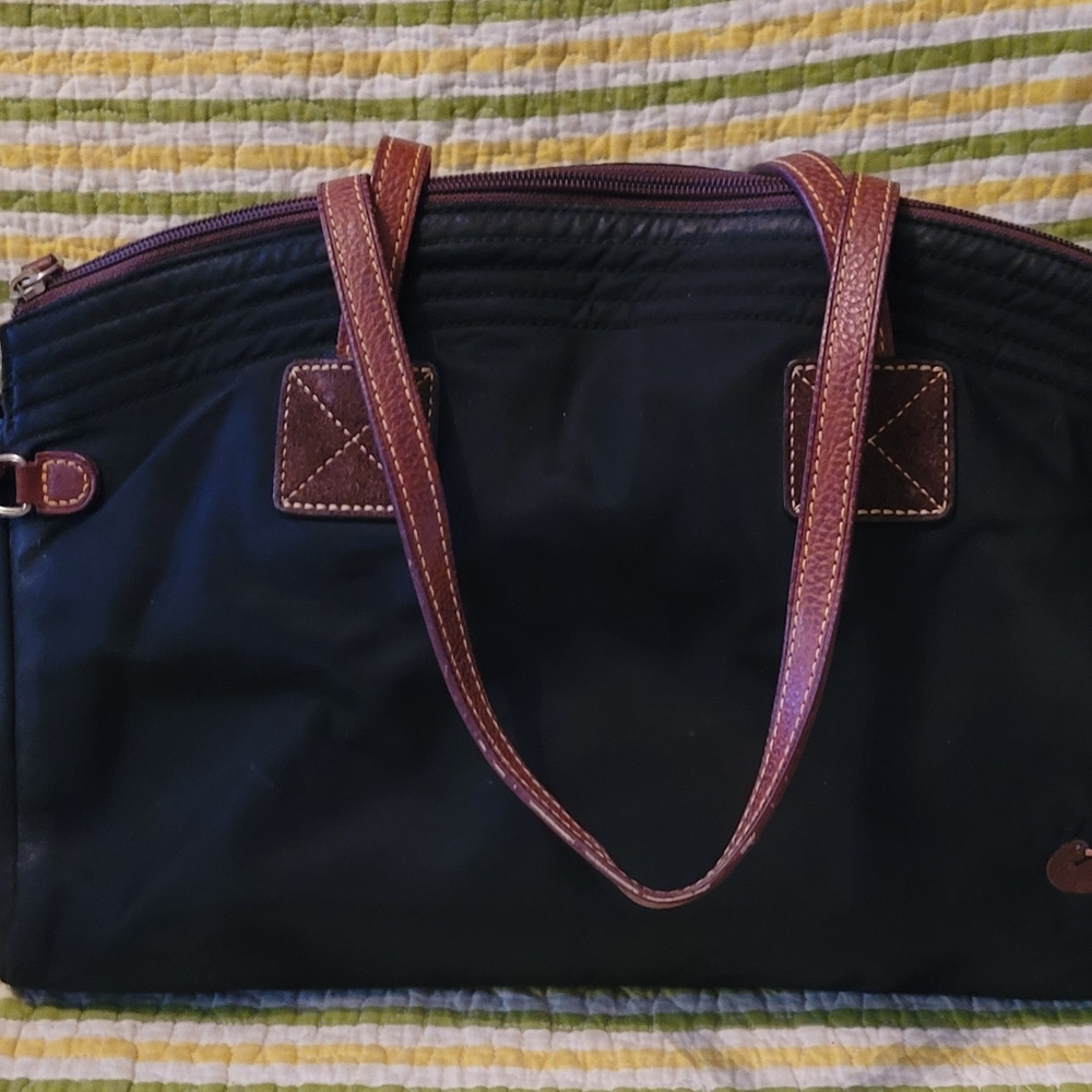 DOONEY BOURKE BLACK NYLON DUFFLE W/ORGANIZATION-11 x 15 x 7